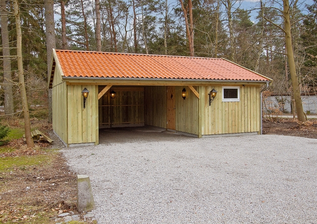 Ny carport med brændeskur og isoleret udhus i Frederiksværk nær Hundested