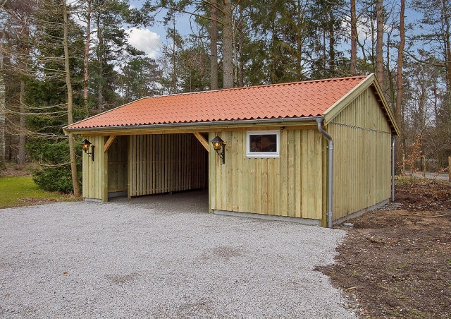 Ny carport med brændeskur og isoleret udhus i Frederiksværk nær Hundested