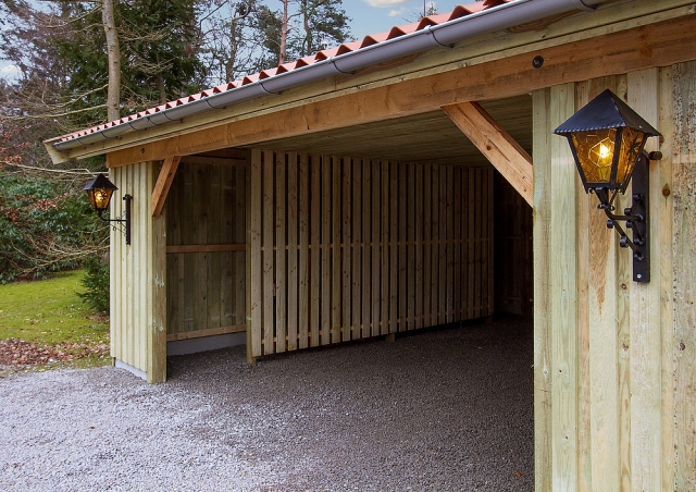 Ny carport med brændeskur og isoleret udhus i Frederiksværk nær Hundested