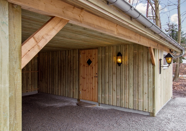 Ny carport med brændeskur og isoleret udhus i Frederiksværk nær Hundested