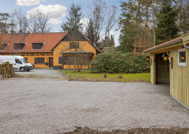 Ny carport med brændeskur og isoleret udhus i Frederiksværk nær Hundested