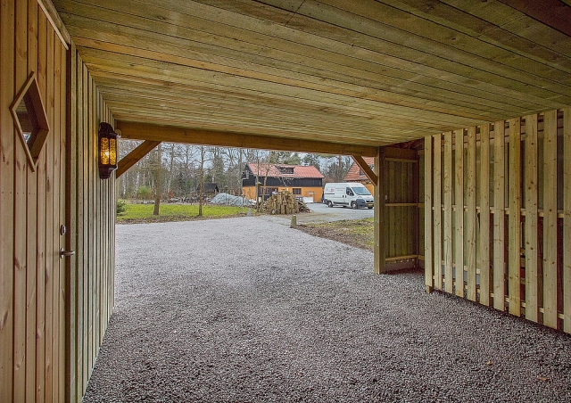 Ny carport med brændeskur og isoleret udhus i Frederiksværk nær Hundested